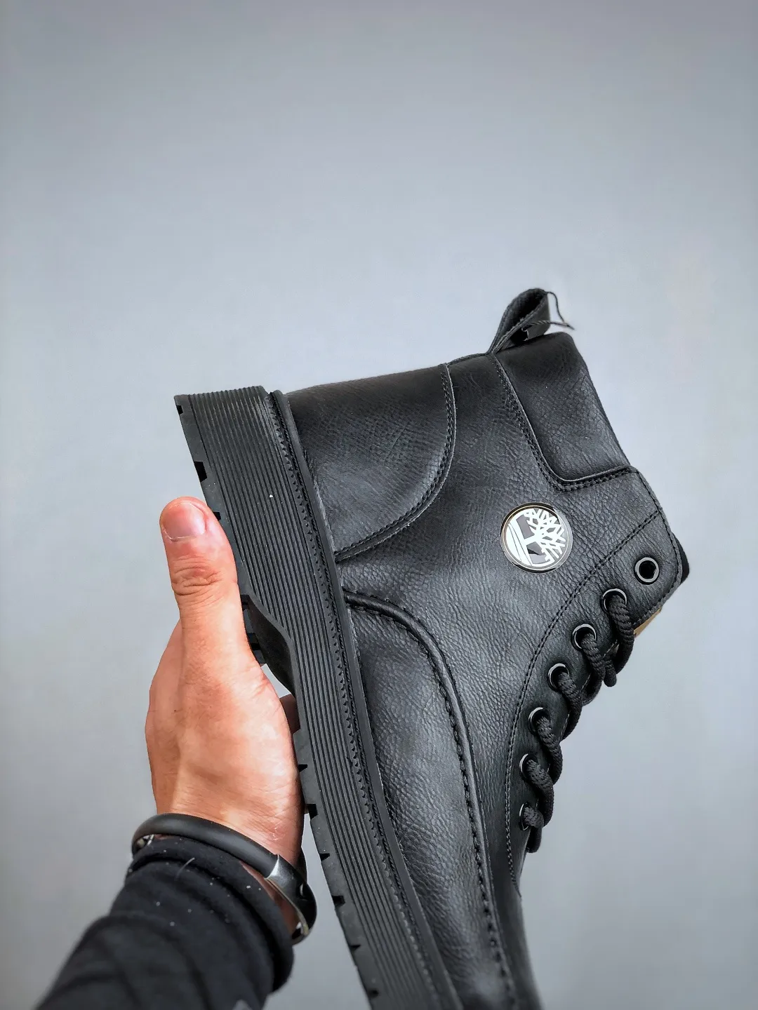 💰480 /Timberland Timberland/Timberland classic model 25ss new high-top, classic re-creation, brand new upgrade, Guangdong factory quality, original box and original packaging, the fabric is made of Italian top frosted cowhide, with anti-odor and anti-corrosion genuine leather latex insoles, giving you a perfect wearing experience. High-quality and durable, a must-have for sportsmen. Specializes in not looking handsome. High-quality, first-class foot feel. Exclusive supply. Item number: TB23066 Size: 38-44
